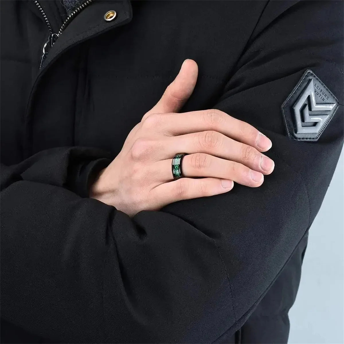 Eleganter Edelstahlring mit keltischem Drachen und Carbon Inlay