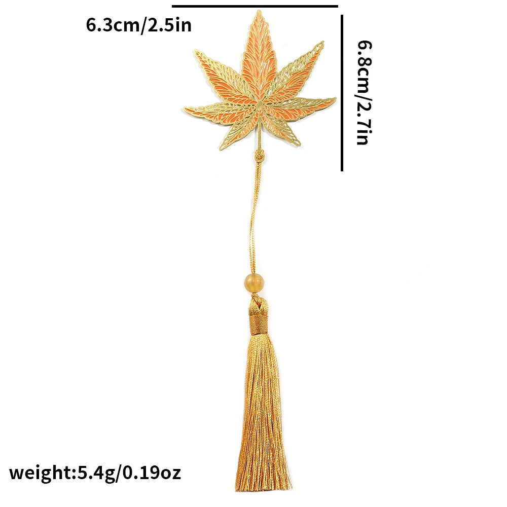 Handgefertigtes Metall Lesezeichen mit Kleeblattmuster als Geschenk