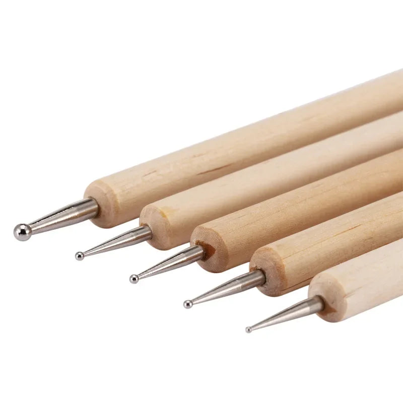 Präzises Lederwerkzeug Set mit diversen Modellier- und Prägehilfen