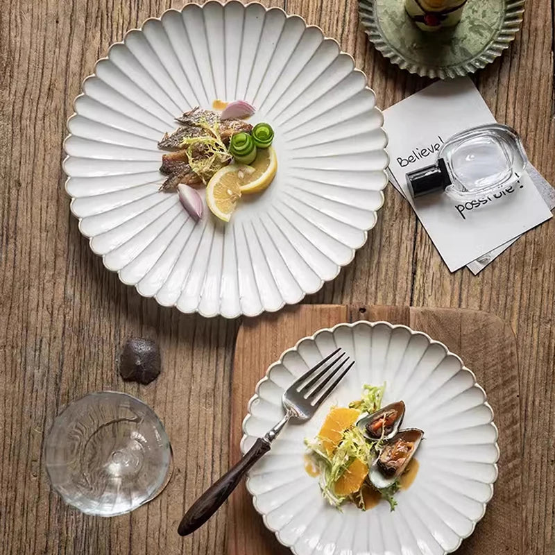 Klassischer Keramik Salatteller mit Muschelkantenprägung