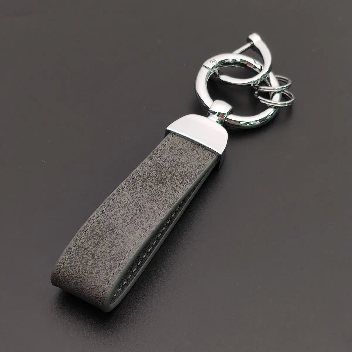 Individueller Retro Schlüsselanhänger aus Leder mit Edelstahl Akzent