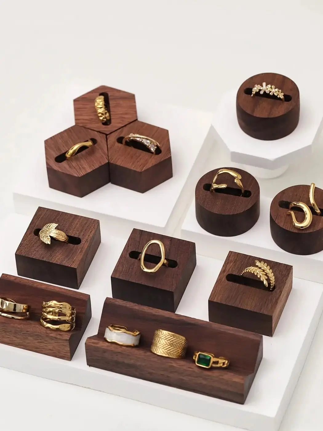 Eleganter Schmuckständer aus Walnussholz zur stilvollen Präsentation