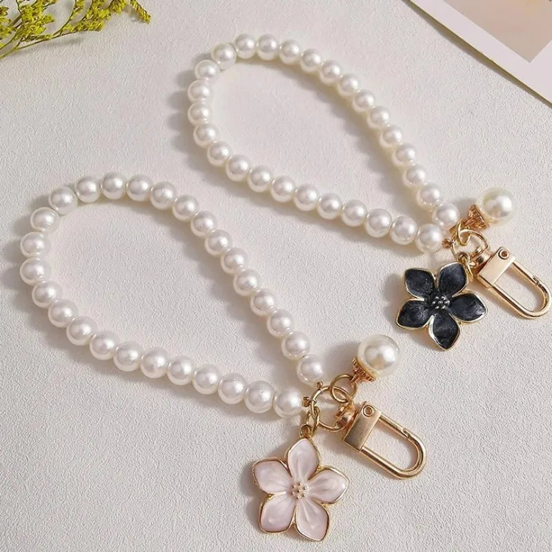 Eleganter weißer Perlen Schlüsselanhänger mit Blumen und Karabiner 13cm