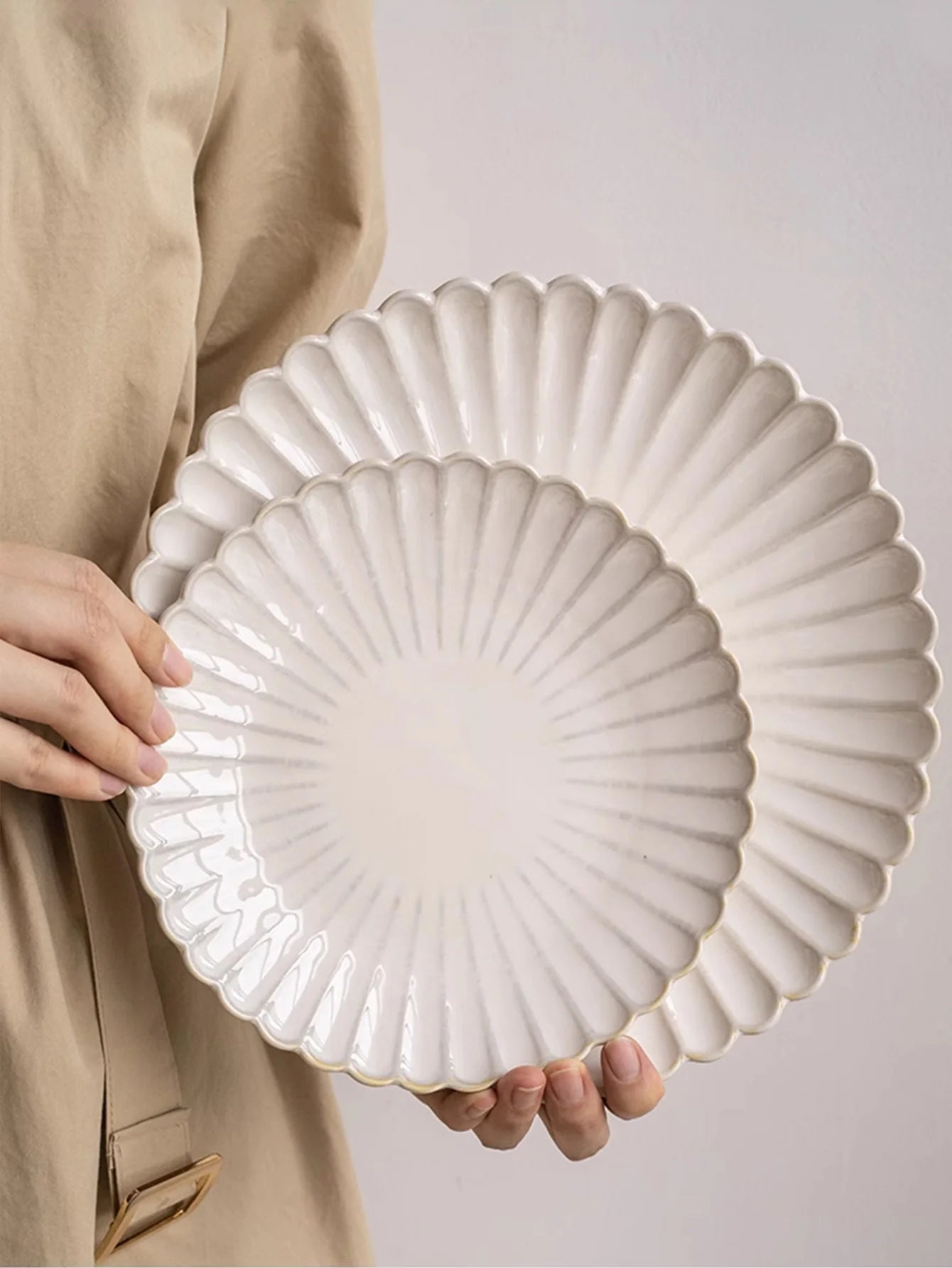 Klassischer Keramik Salatteller mit Muschelkantenprägung