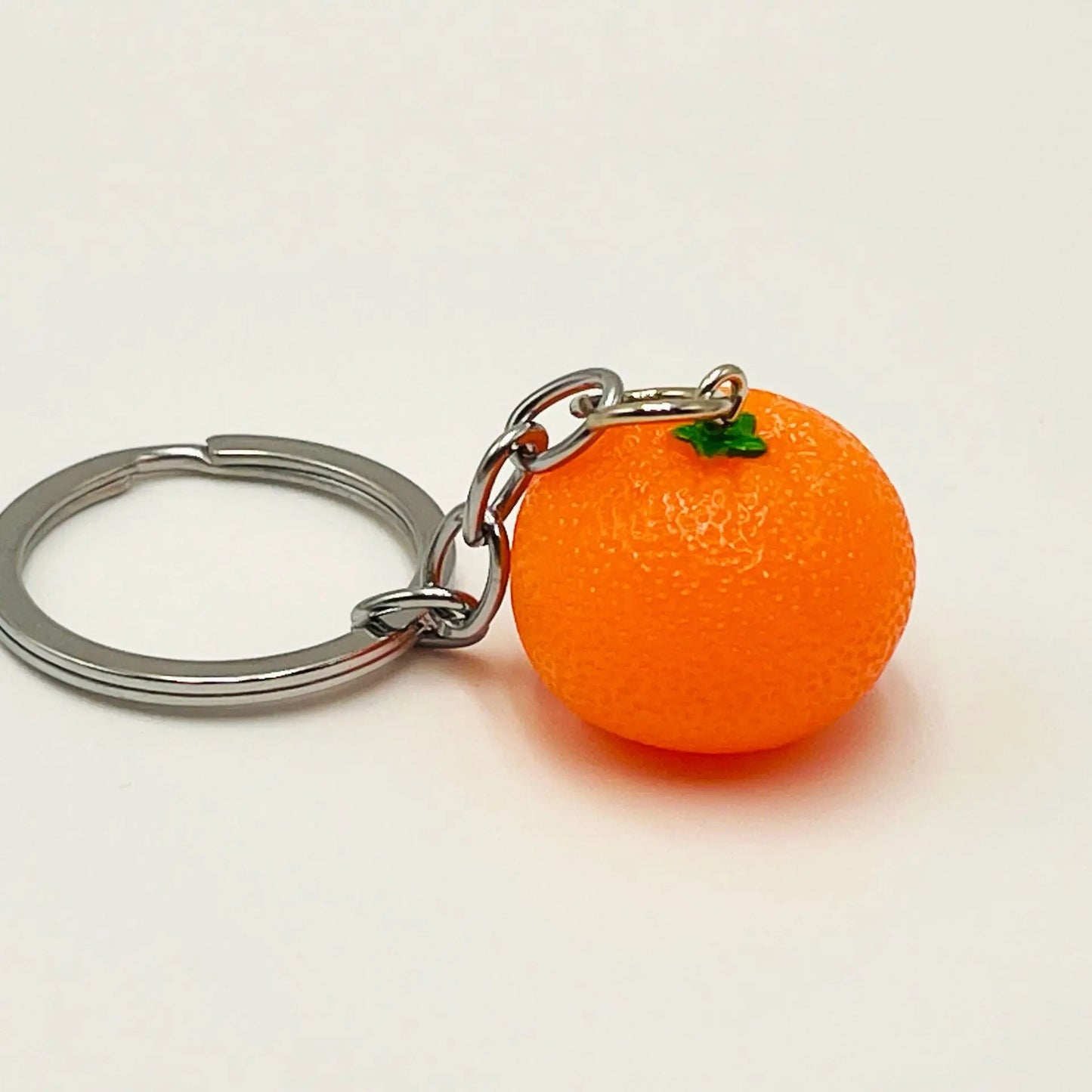 Kreativer Orangen-Schlüsselanhänger aus Resin - Silber für stilvollen Alltag
