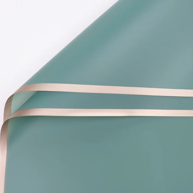 Elegantes Blumiges Geschenkpapier mit Goldrand für besondere Anlässe