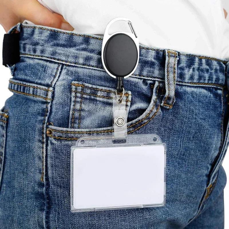 Transparente Ausweishalter mit Ausweisrolle für Mitarbeiter und Karten