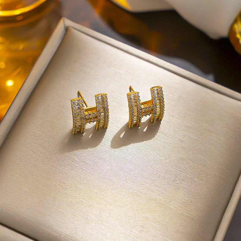 Elegante Ohrstecker mit H Buchstaben und Zirkonen für Damen