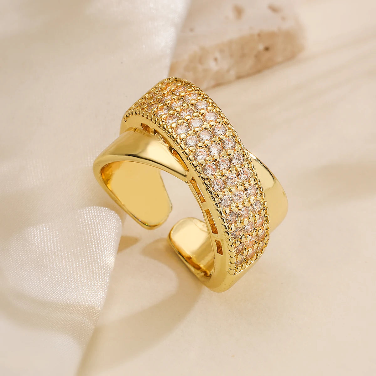 Eleganter Kupfer Ring mit AAA Zirkonia und Geometrischem Design für Frauen