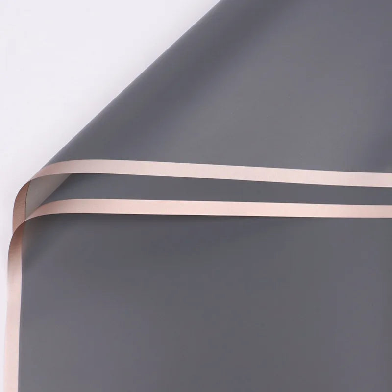 Elegantes Blumiges Geschenkpapier mit Goldrand für besondere Anlässe