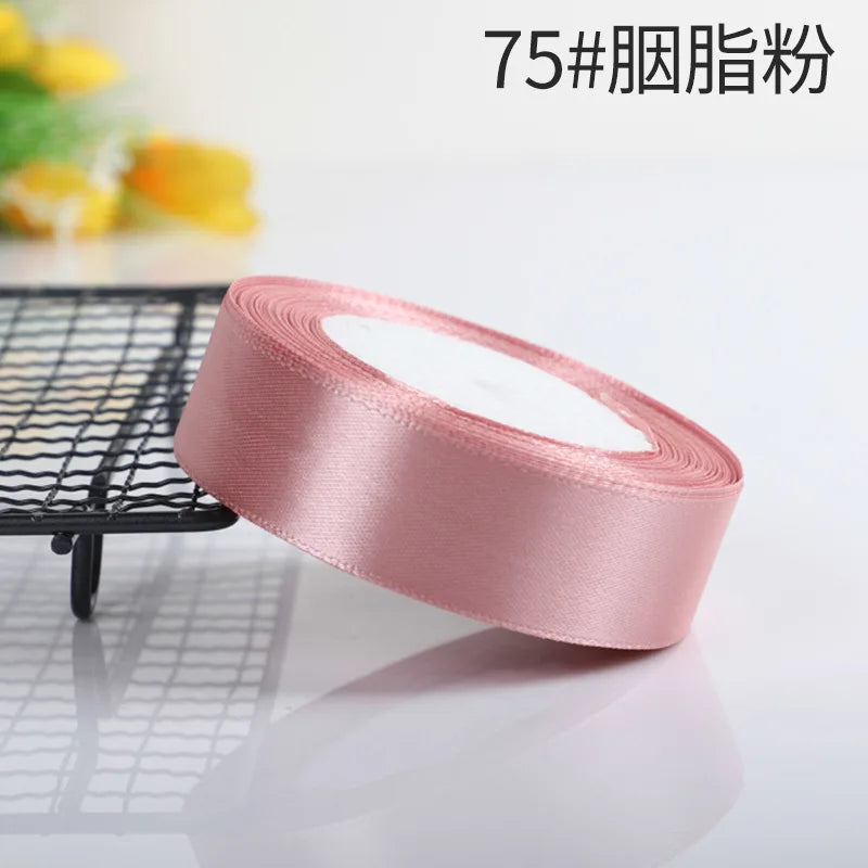 Vielseitige Satinbänder in 10 Farben für festliche Dekorationen