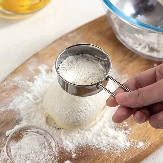 Feinmaschiges Mehlsieb aus Edelstahl für gleichmäßiges Backen und Bestäuben