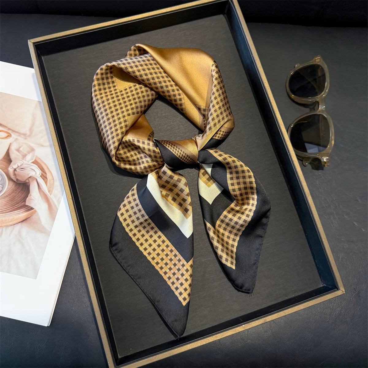 Vielseitiger Damen Quadratschal aus Kunstseide mit rosa Blumenmuster