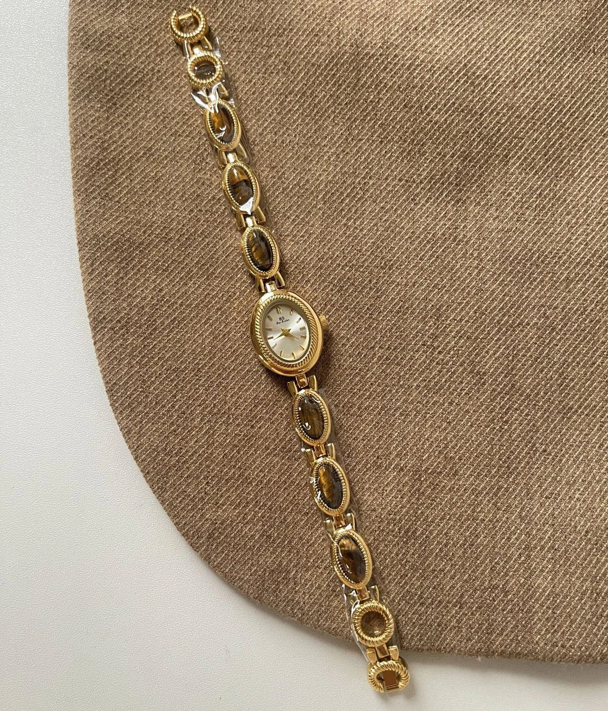 Elegante Damenuhr mit grünem Jade-Quarz Armband und Wasserschutz