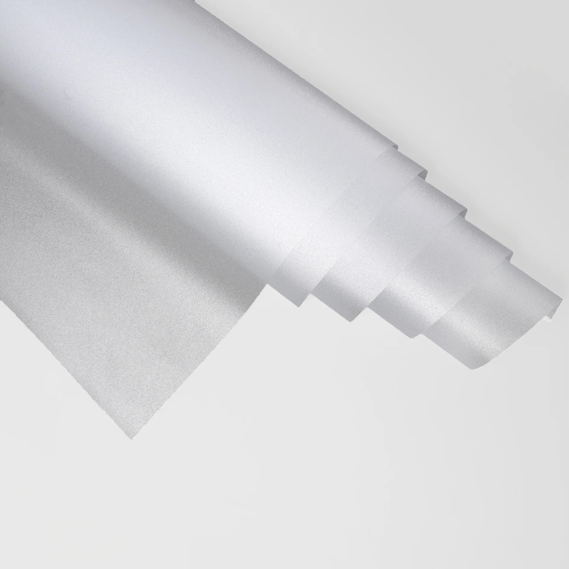 Mattierte selbstklebende Fensterfolie als dekorativer Sichtschutz