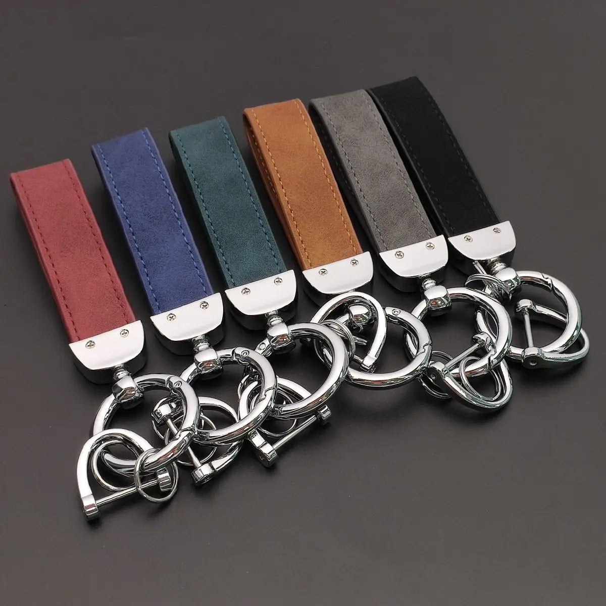 Individueller Retro Schlüsselanhänger aus Leder mit Edelstahl Akzent