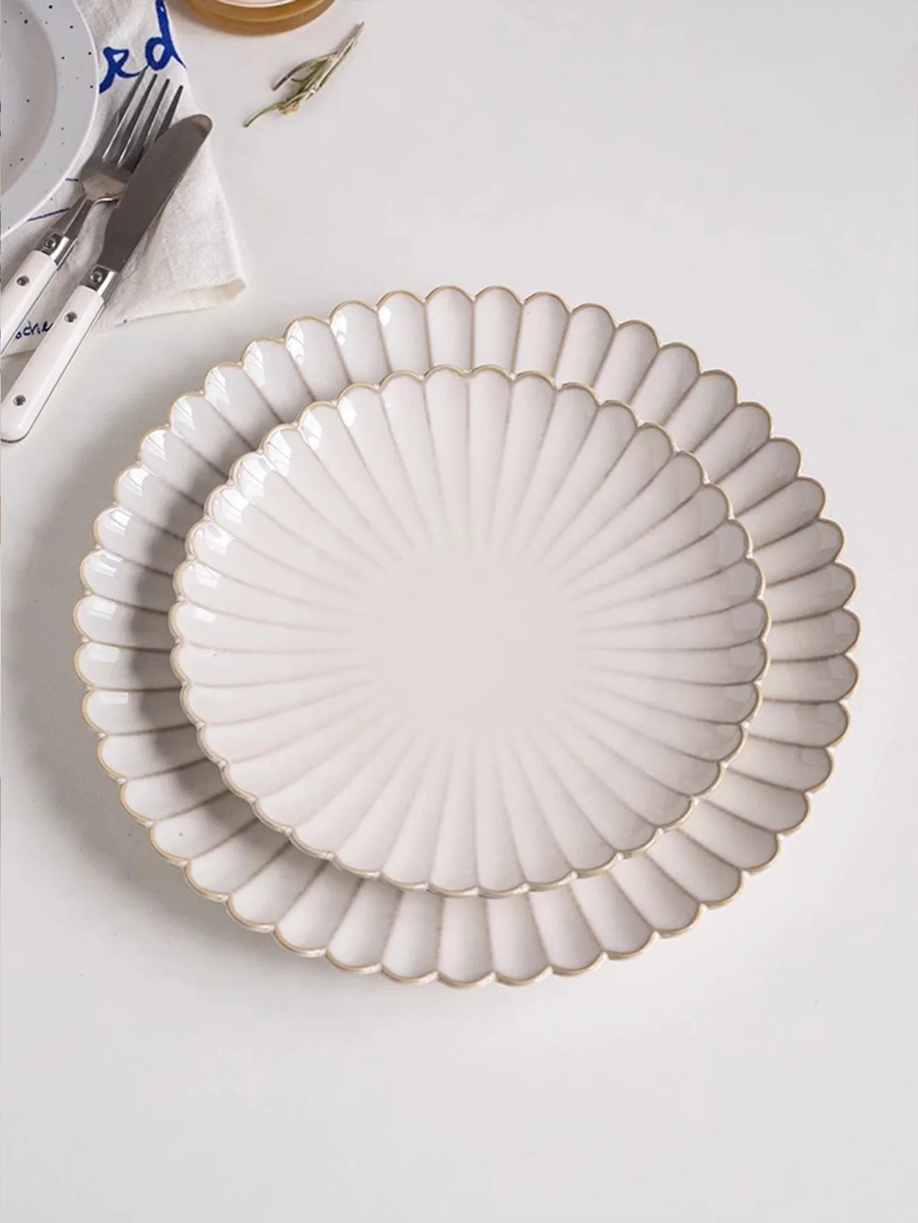 Klassischer Keramik Salatteller mit Muschelkantenprägung