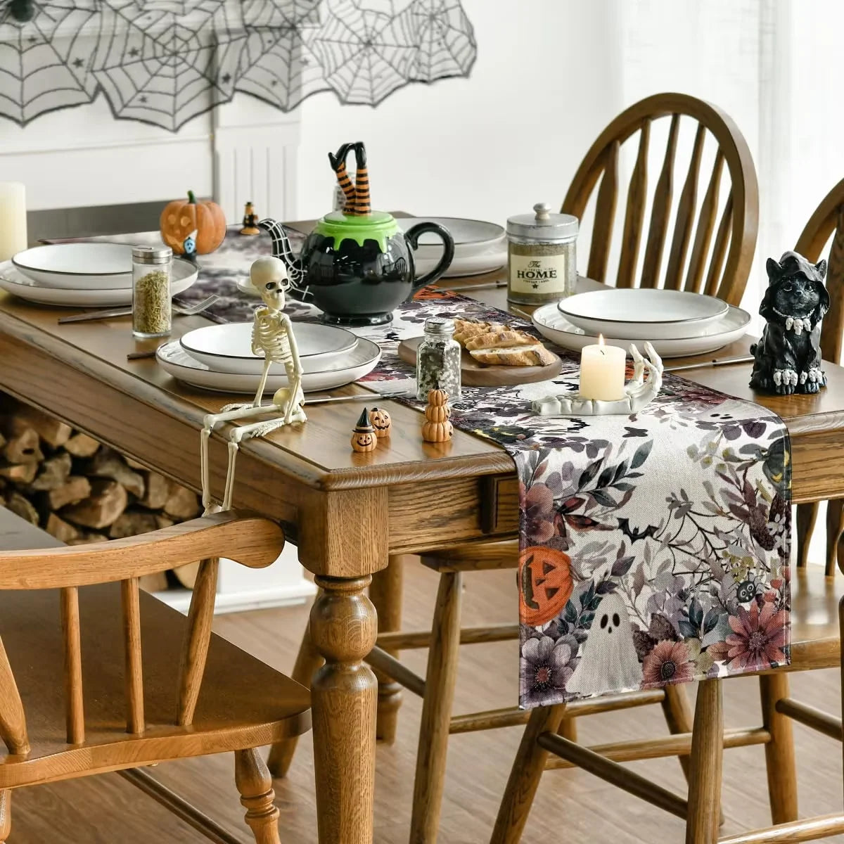Waschbarer Halloween Tischläufer mit Kürbis und Eukalyptus Design