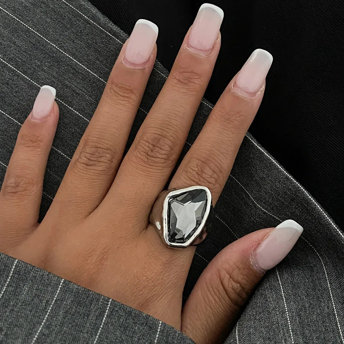 Verstellbarer minimalistischer Acrylring mit Strasssteinen für Damen