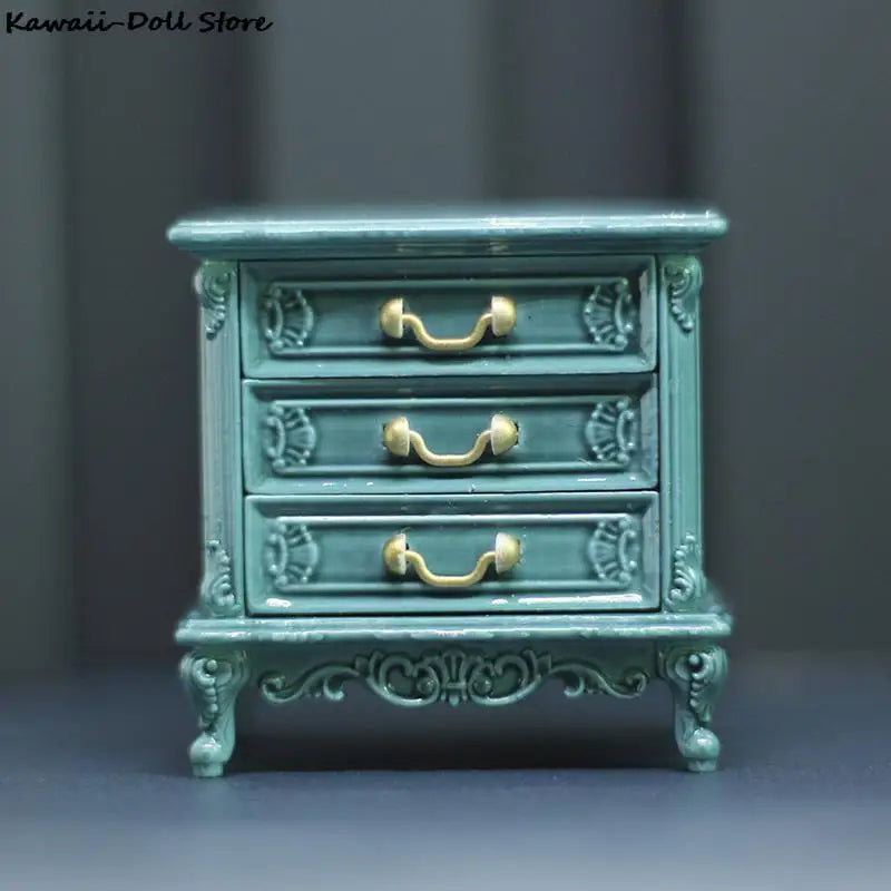 Detailgetreuer Puppenhaus Holzschrank für realistische Einrichtung