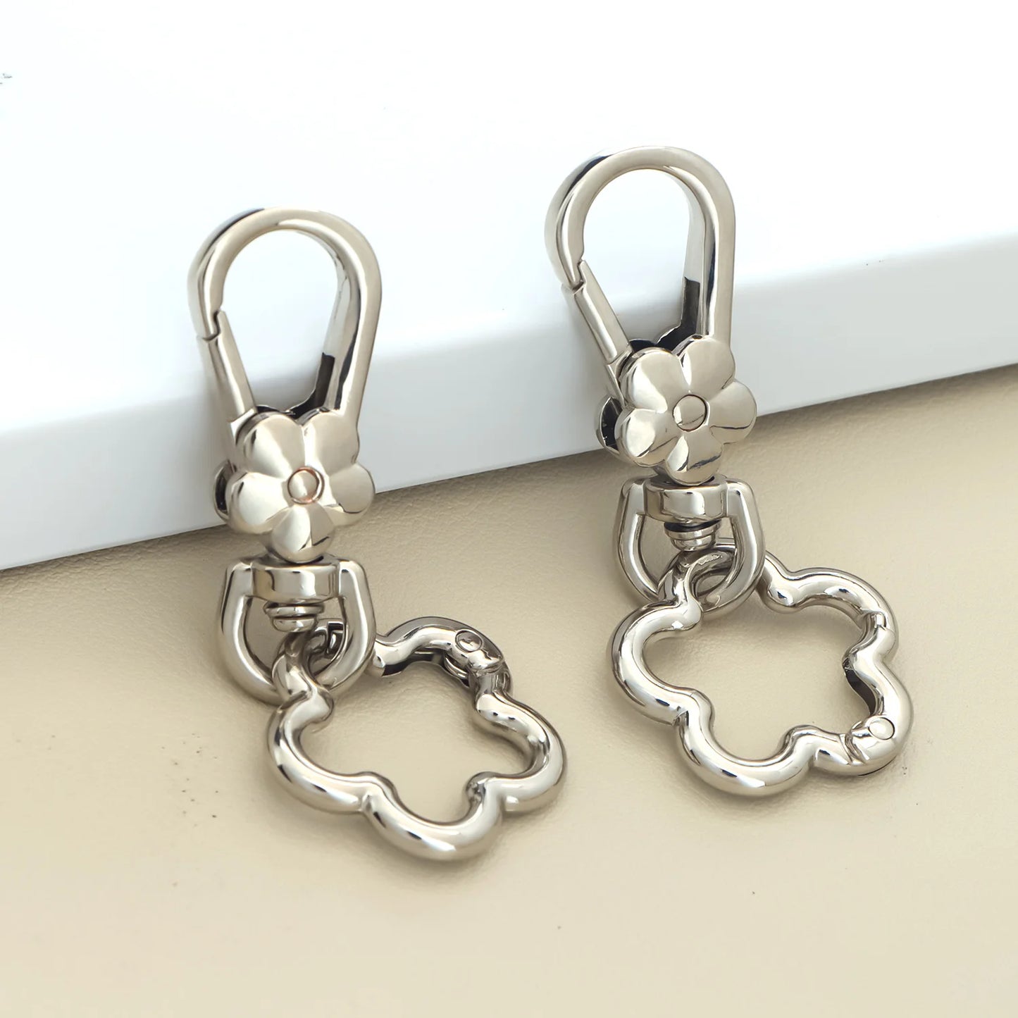 2er Set drehbare Karabiner Verschlüsse mit Blumen Design