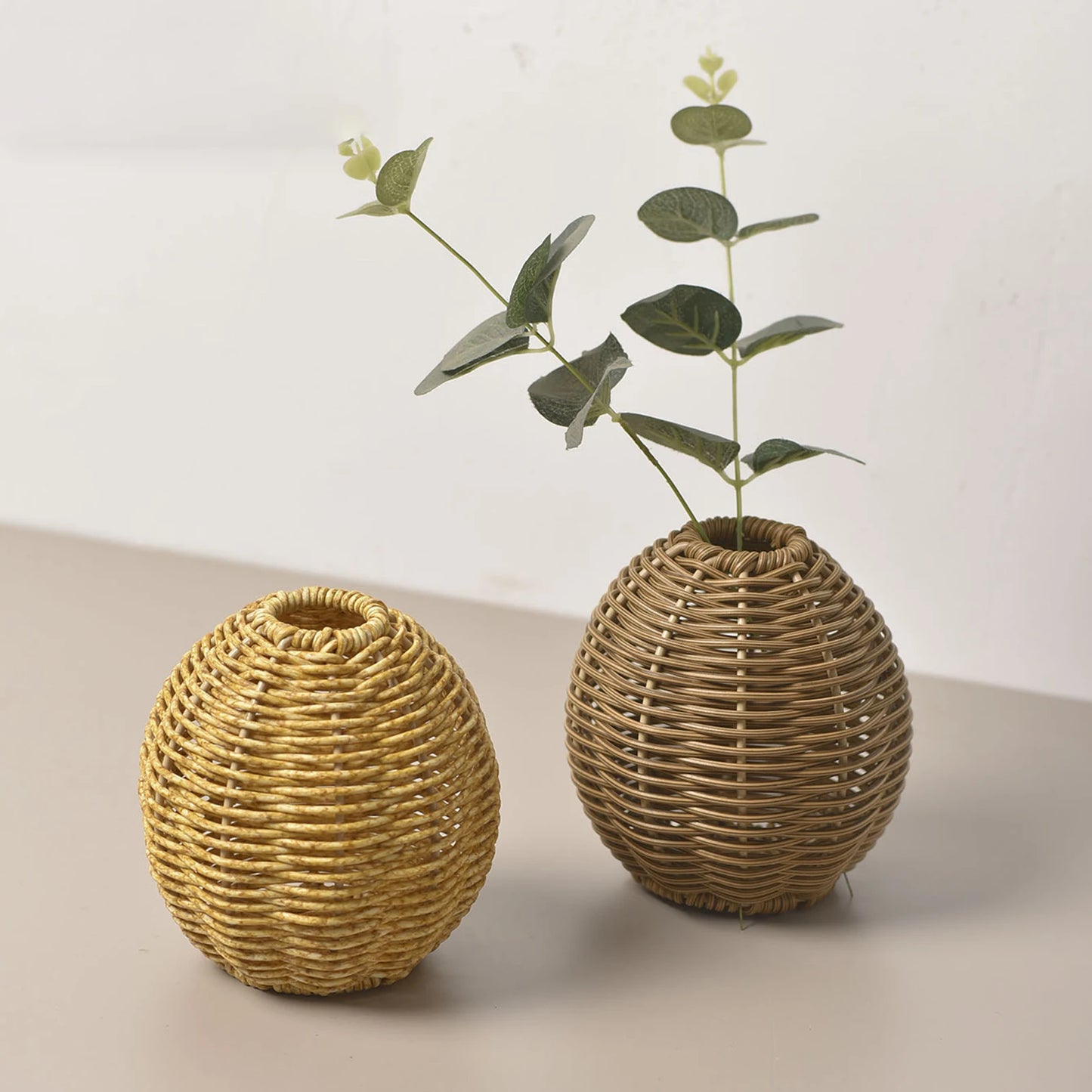 Handgewebte Kunststoff Vase Rattan Optik für kreative Blumenarrangements
