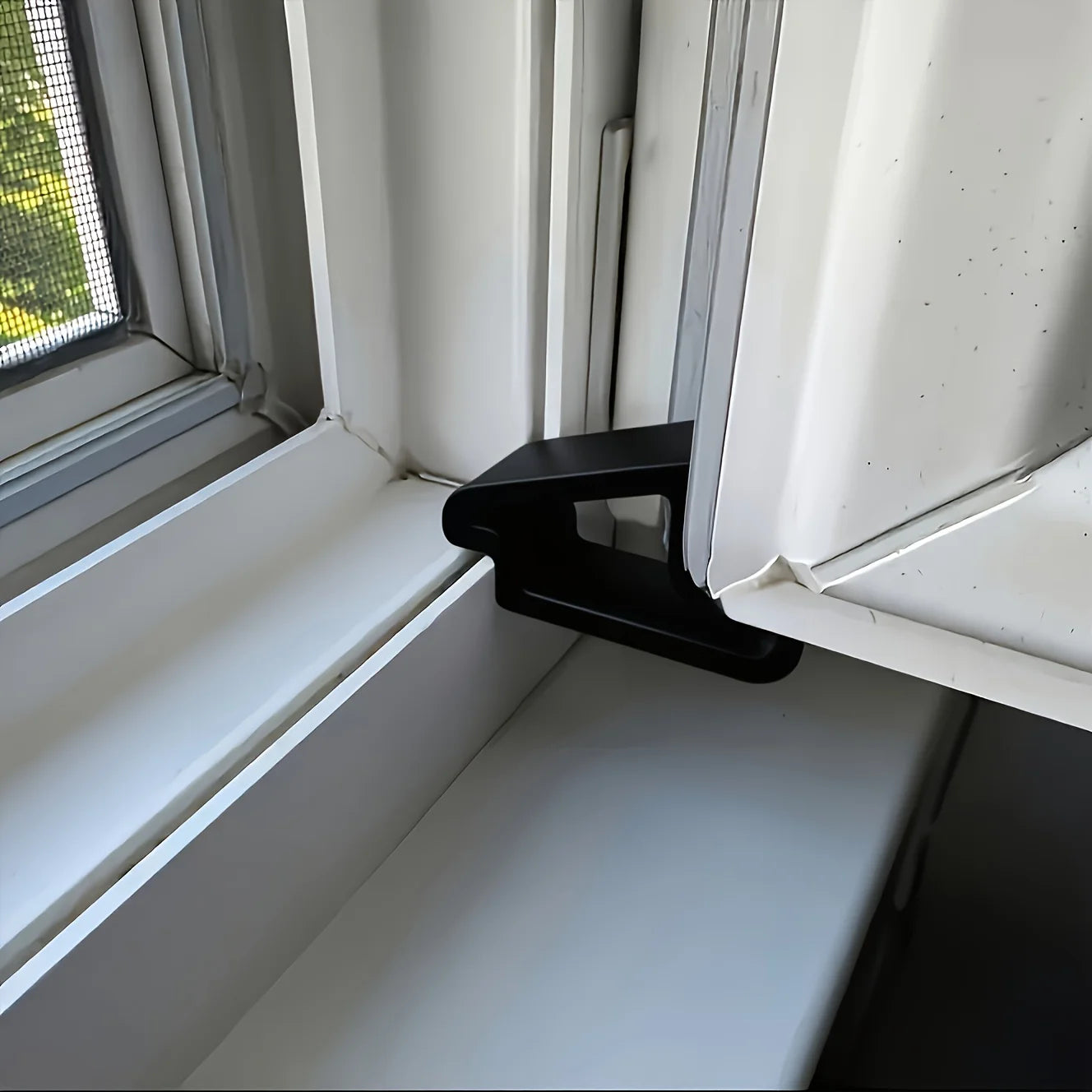 2 Stück Kunststoff Fensterstopper mit mattem Finish für sichere Türöffnung