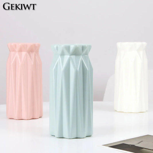 Getrocknete Blumenvase aus Kunststoff mit minimalistischer Geometrie