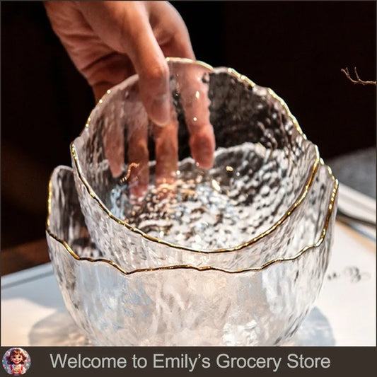 Transparente Glasschüssel mit goldenem Rand für stilvolle Präsentation