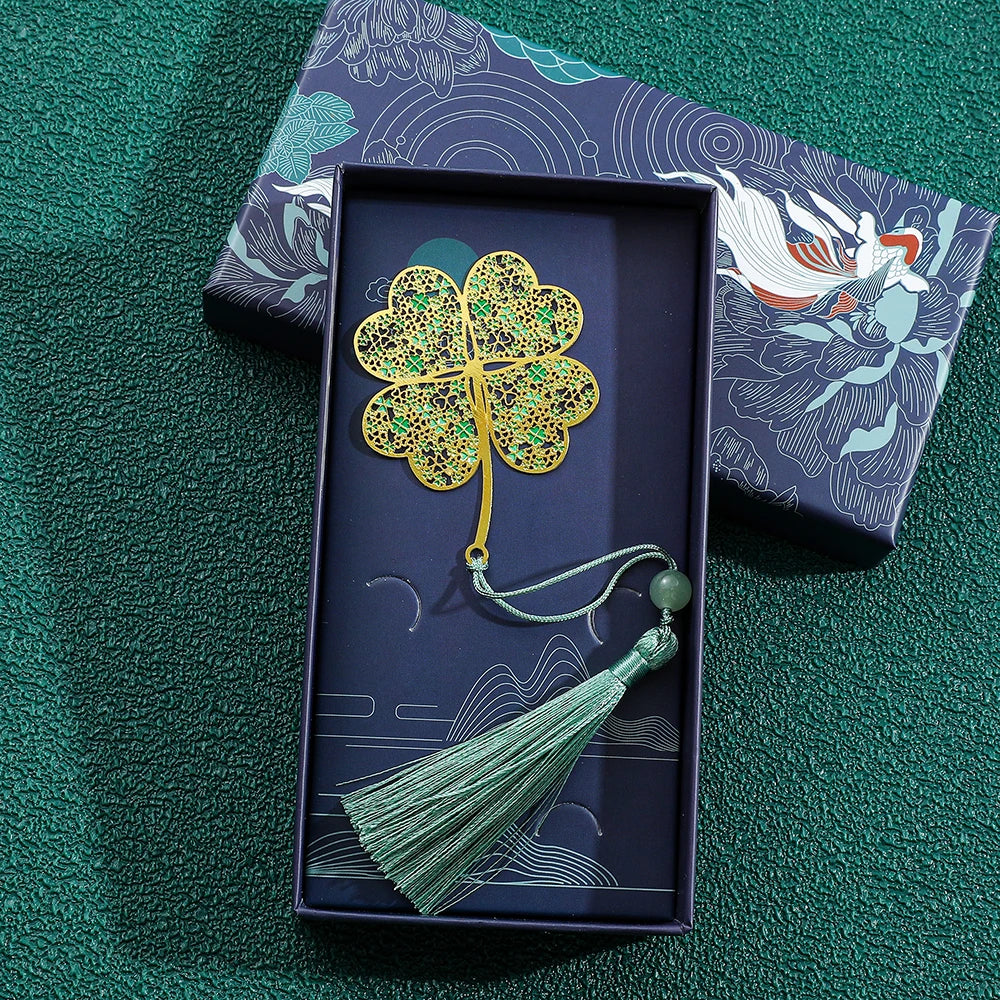 Handgefertigtes Metall Lesezeichen mit Kleeblattmuster als Geschenk