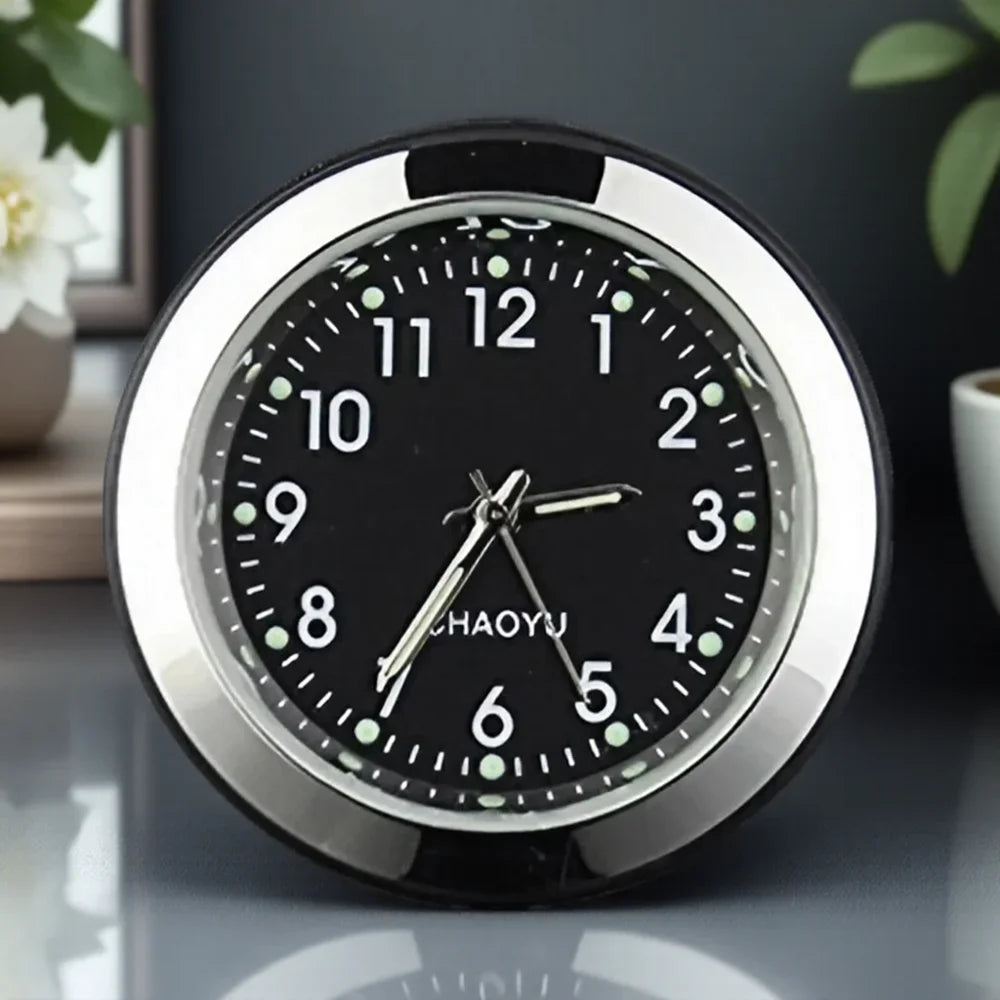 Leuchtende Analoge Autouhr für stilvolle Innenraum Dekoration