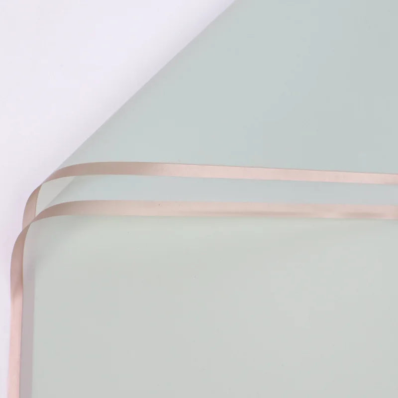 Elegantes Blumiges Geschenkpapier mit Goldrand für besondere Anlässe