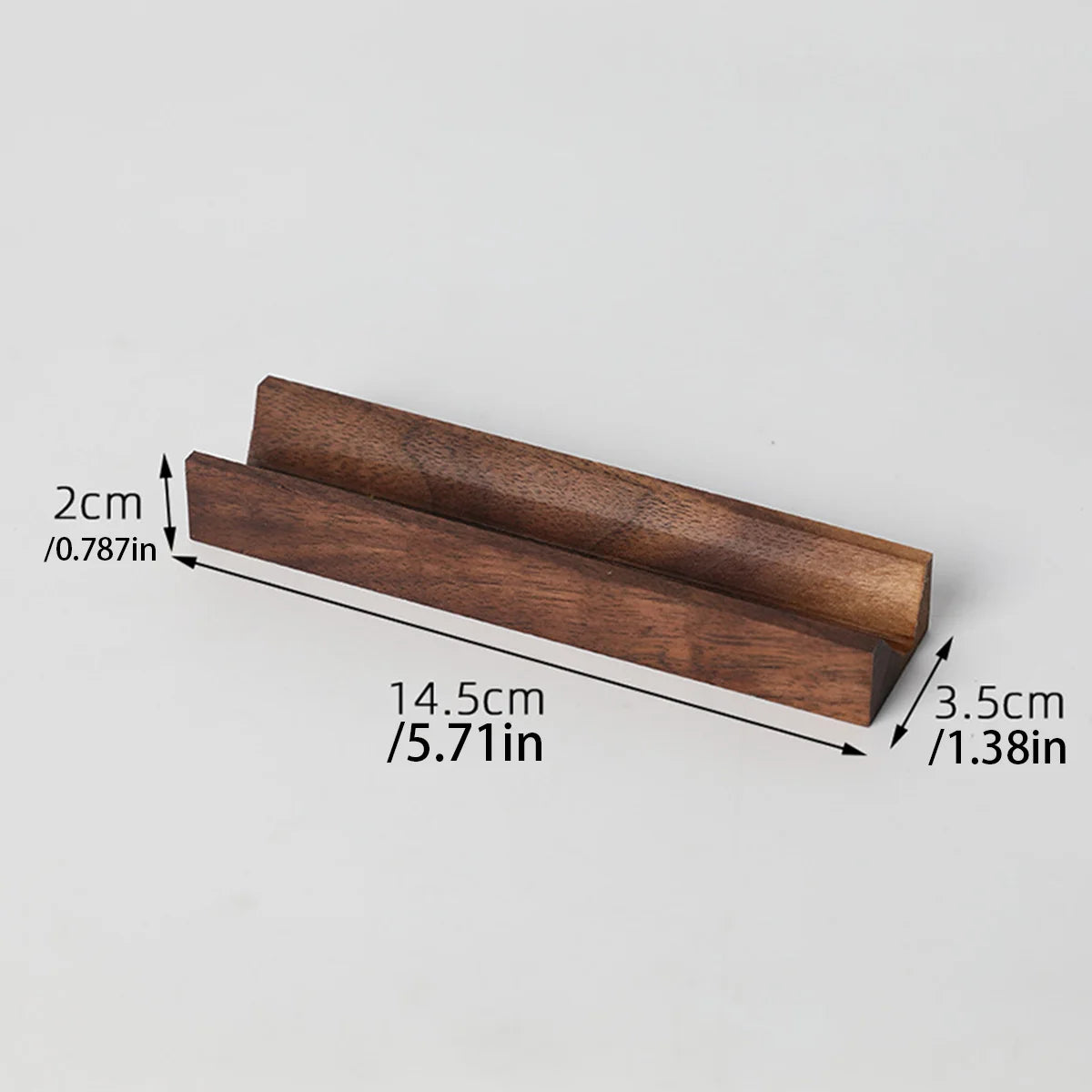 Eleganter Schmuckständer aus Walnussholz zur stilvollen Präsentation