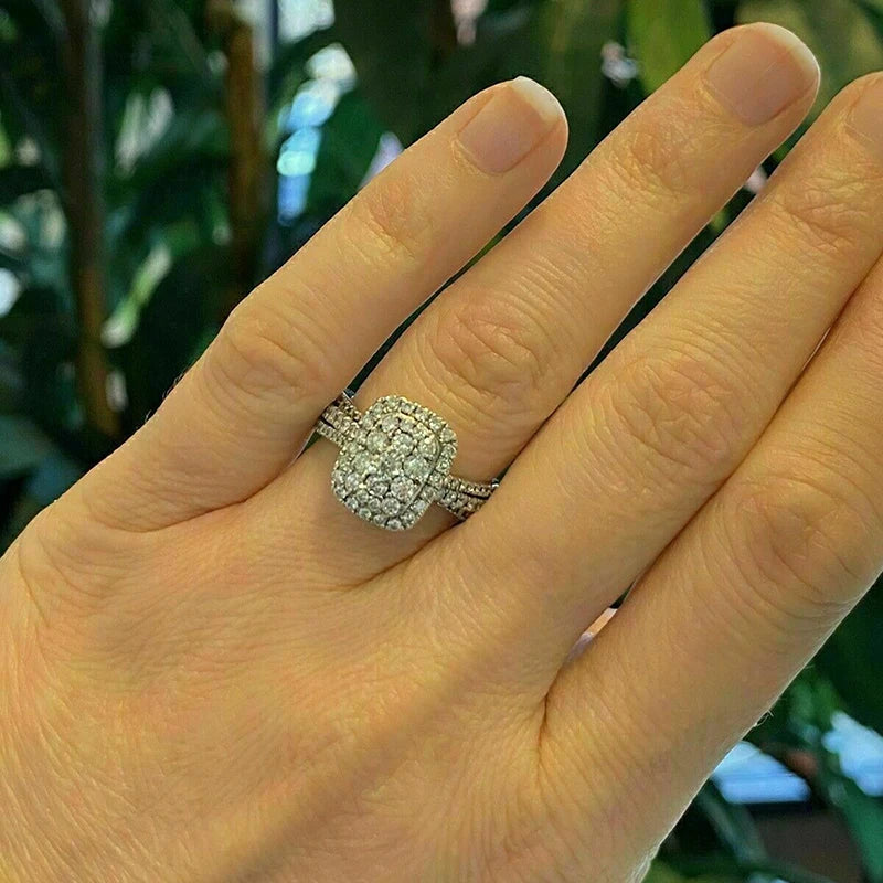 Eleganter silberfarbener Damenring mit funkelnden Zirkonia für Hochzeit