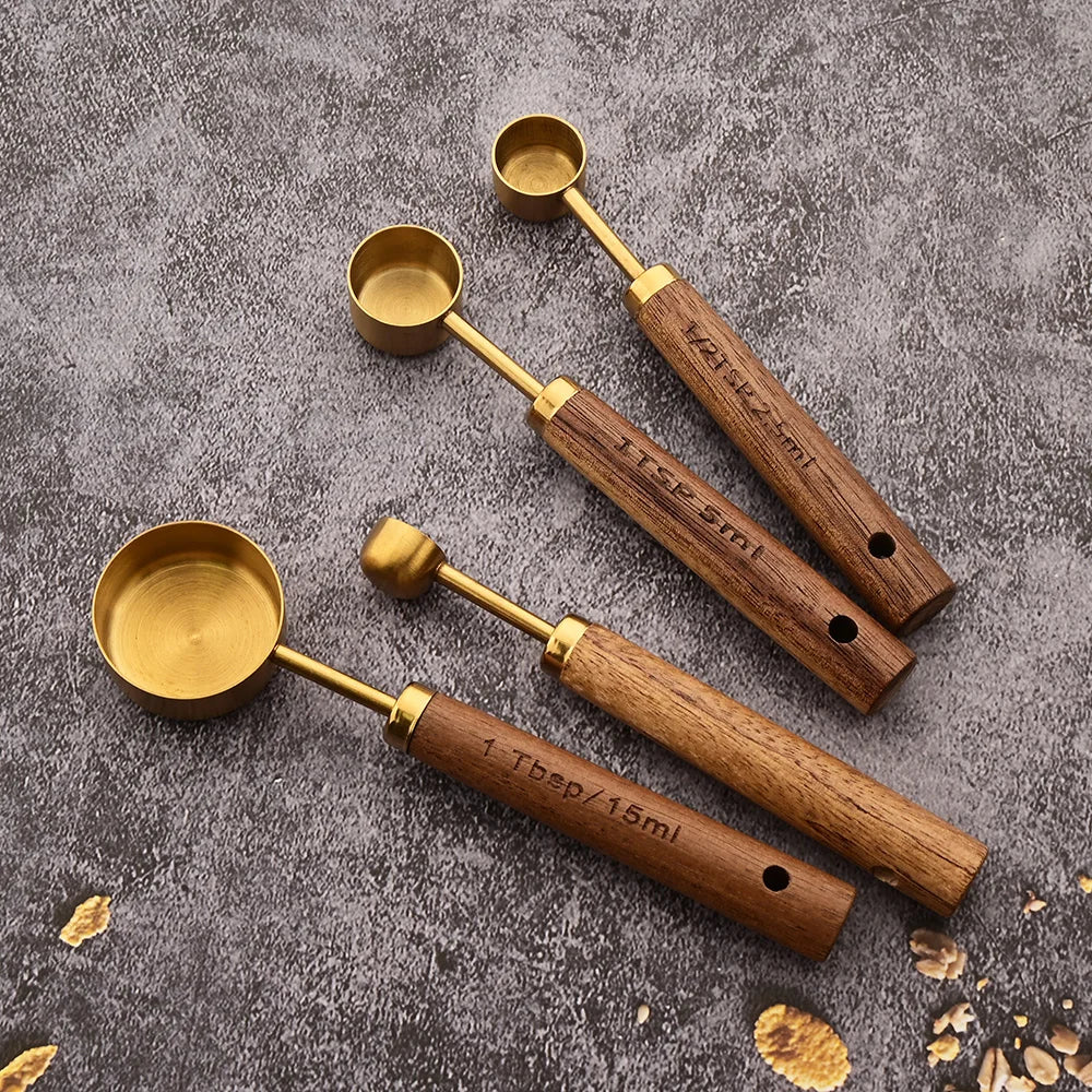 Goldfarbene Messbecher und Löffel mit Holzgriff aus Edelstahl Set