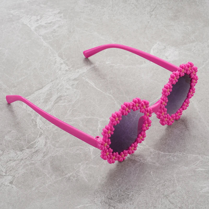Sonnenschutz trifft Style: Runde Kinder-Sonnenbrille mit blütenblattförmigem Rahmen
