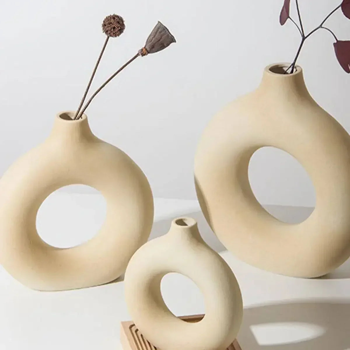 Dekorative Donut Vase in Reinweiß für stilvolle Blumenarrangements