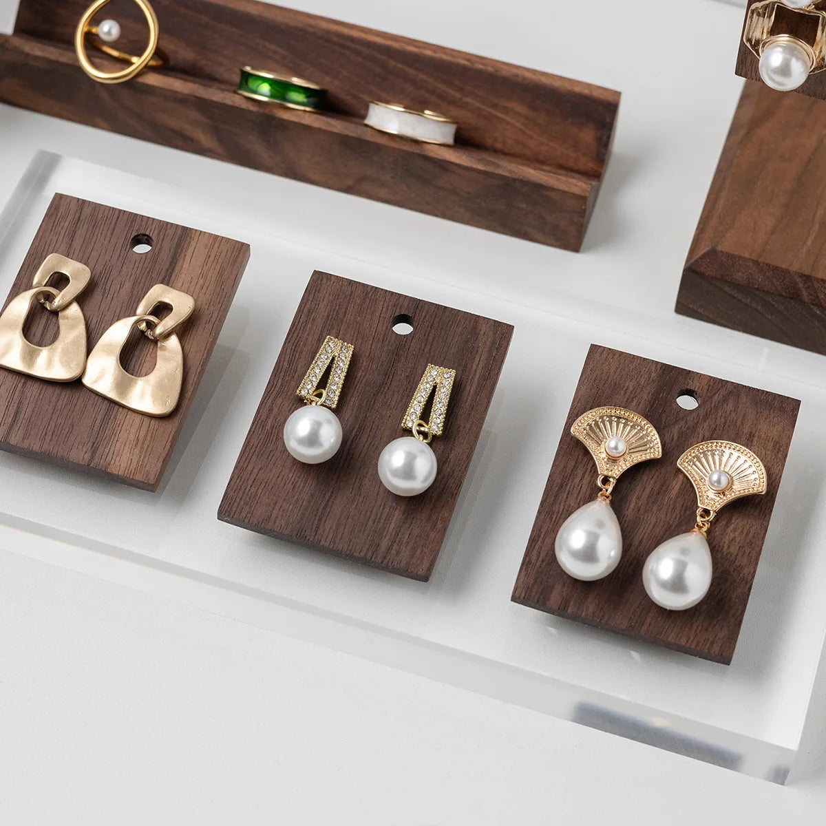 Eleganter Schmuckständer aus Walnussholz zur stilvollen Präsentation