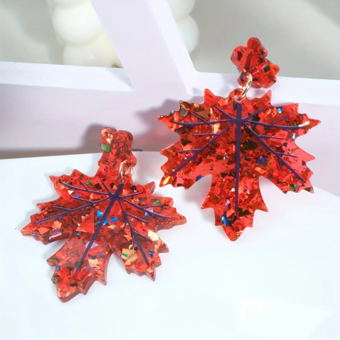 Elegante Acryl Ohrringe Ahornblatt Design für Herbst und Winter