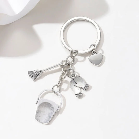 Robuster Schlüsselanhänger Reinigungsthema – Stilvolles Metall-Design als Geschenk