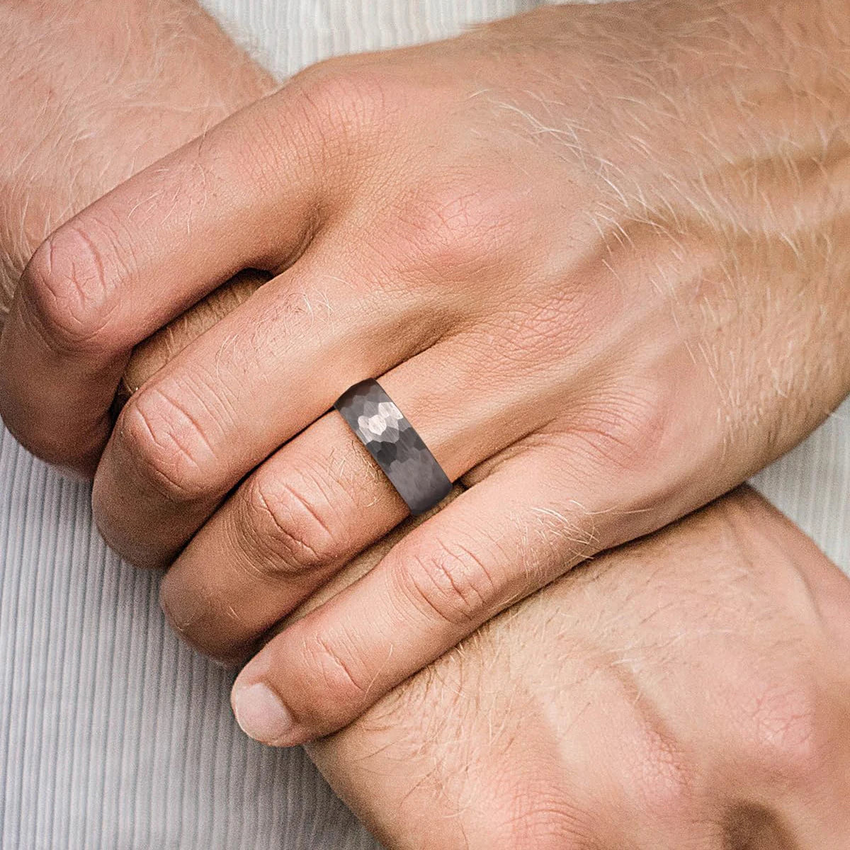 Modischer gehämmerter Titan Edelstahlring für Männer und Frauen schwarz-Yabubest - Home & More