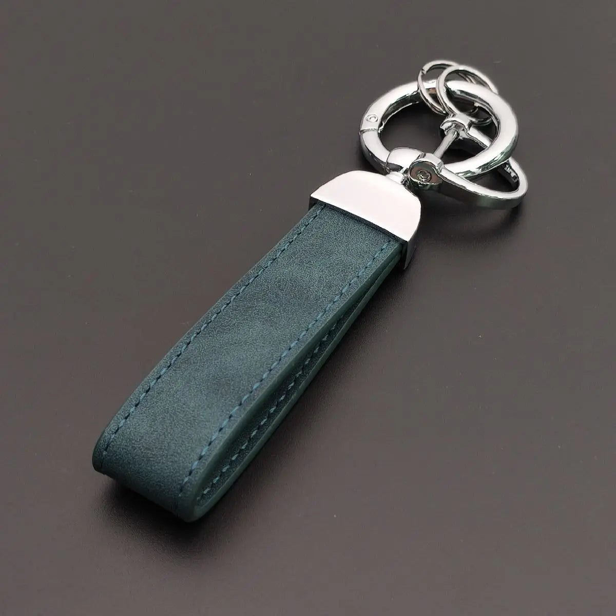 Individueller Retro Schlüsselanhänger aus Leder mit Edelstahl Akzent