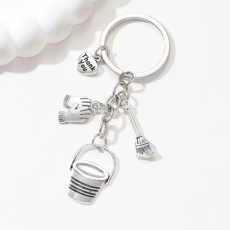 Robuster Schlüsselanhänger Reinigungsthema – Stilvolles Metall-Design als Geschenk