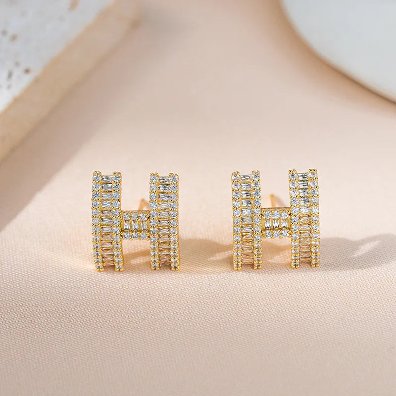 Elegante Ohrstecker mit H Buchstaben und Zirkonen für Damen