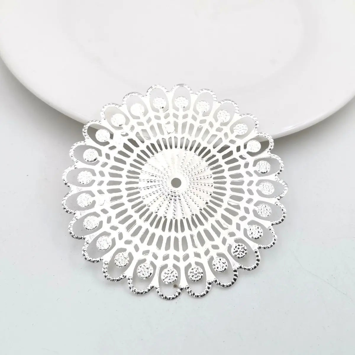 10 teiliges Set filigrane goldfarbene Blumenscheiben Charms