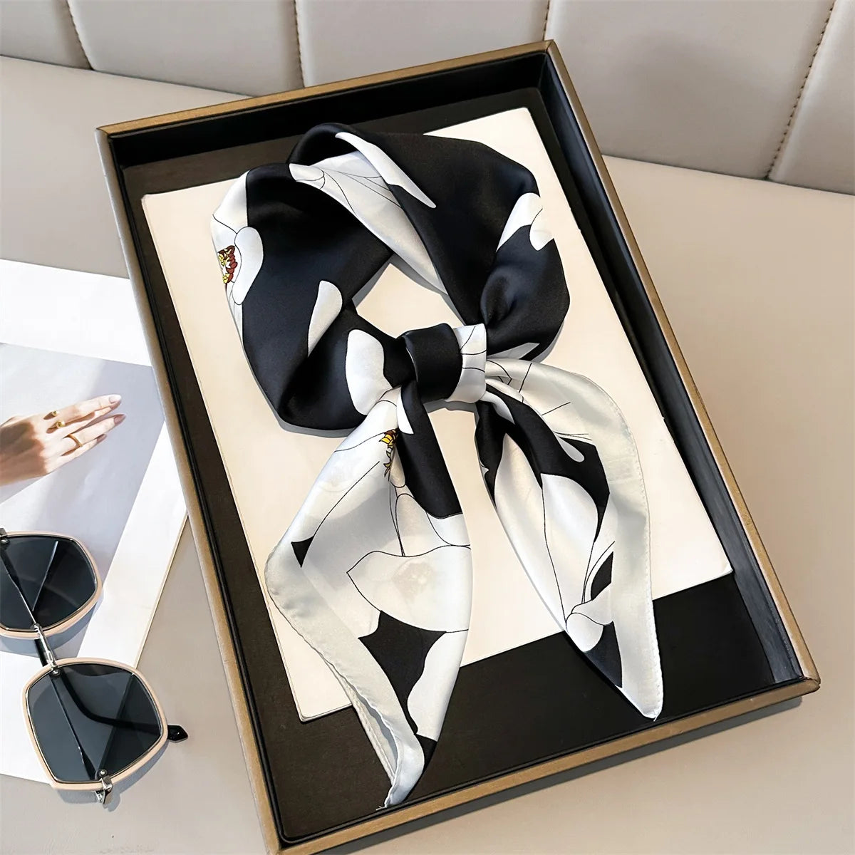 Vielseitiger Damen Quadratschal aus Kunstseide mit rosa Blumenmuster