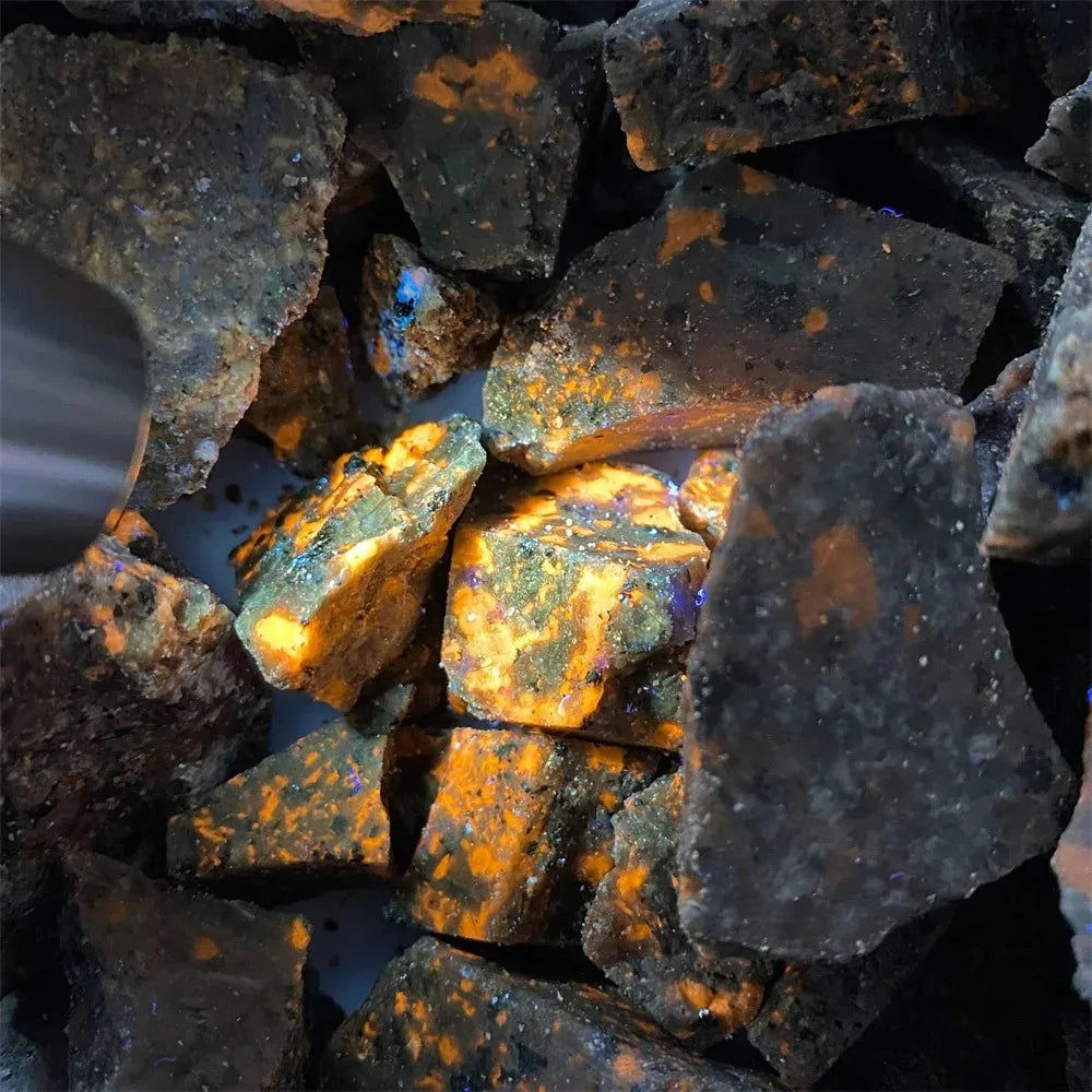 Fluoreszierender Yooperlites Flammenstein – Naturstein Deko & Energie