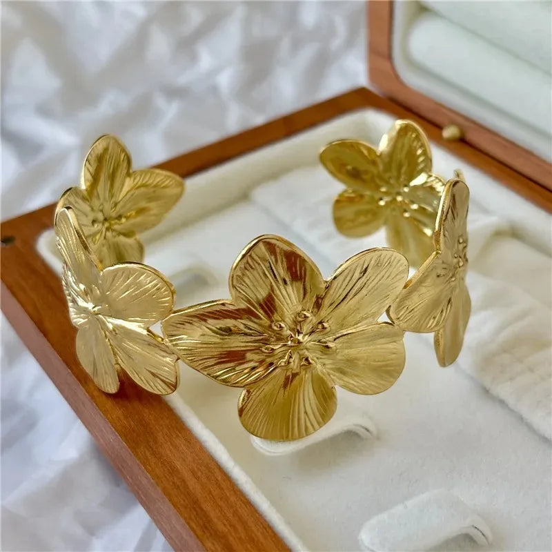 Trendiges Blumen Armband für Damen aus Zinklegierung