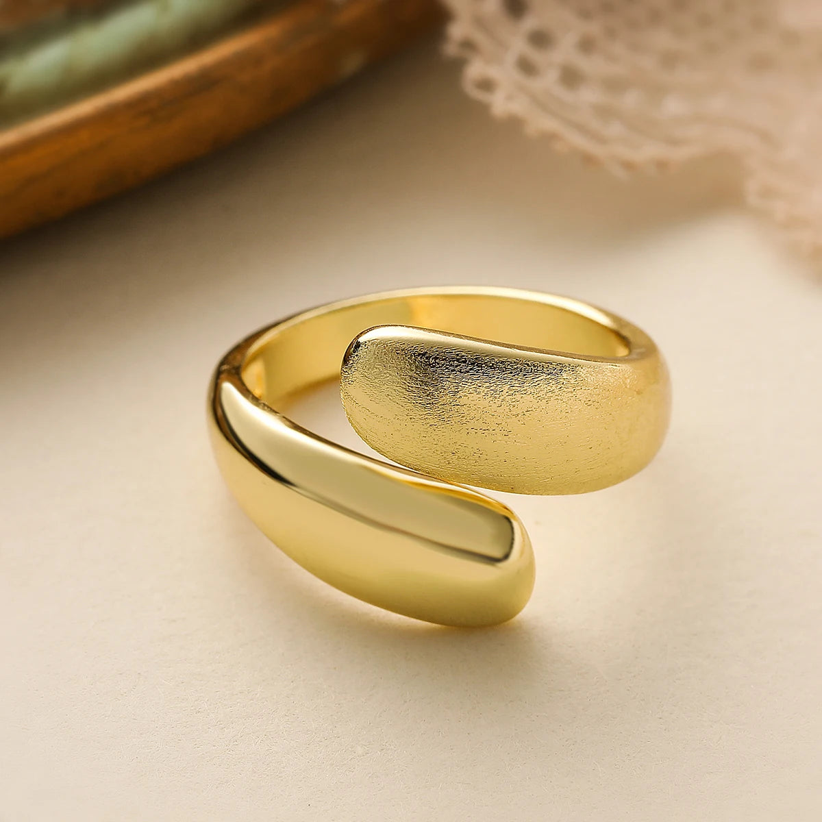 Eleganter Kupfer Ring mit AAA Zirkonia und Geometrischem Design für Frauen