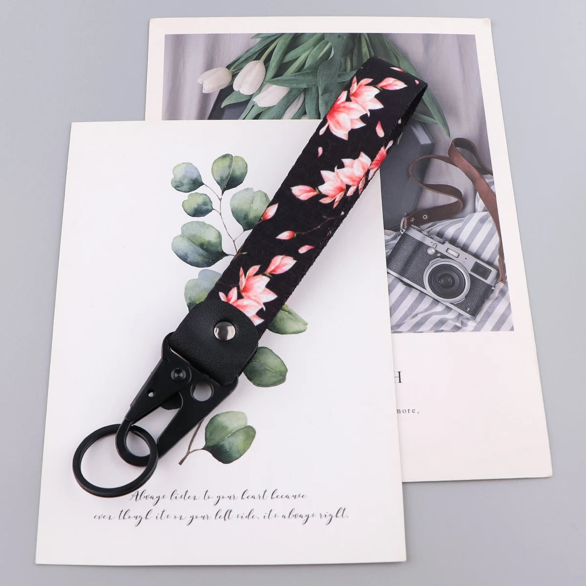 Stilvoller Schlüsselanhänger mit Kirschblüten Design und Lanyard